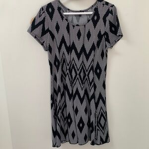 Sami & Jo Petite Large Black & White Graphic Short Sleeve Dress